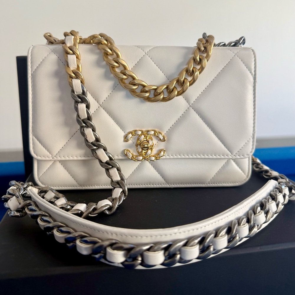 Chanel 19 Wallet on Chain